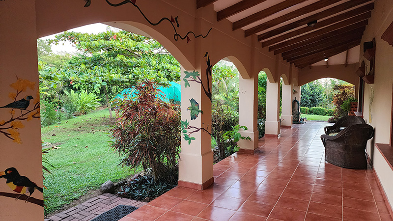 Veranda with arches around the outside of the Mauser Ecohouse villa in Costa Rica